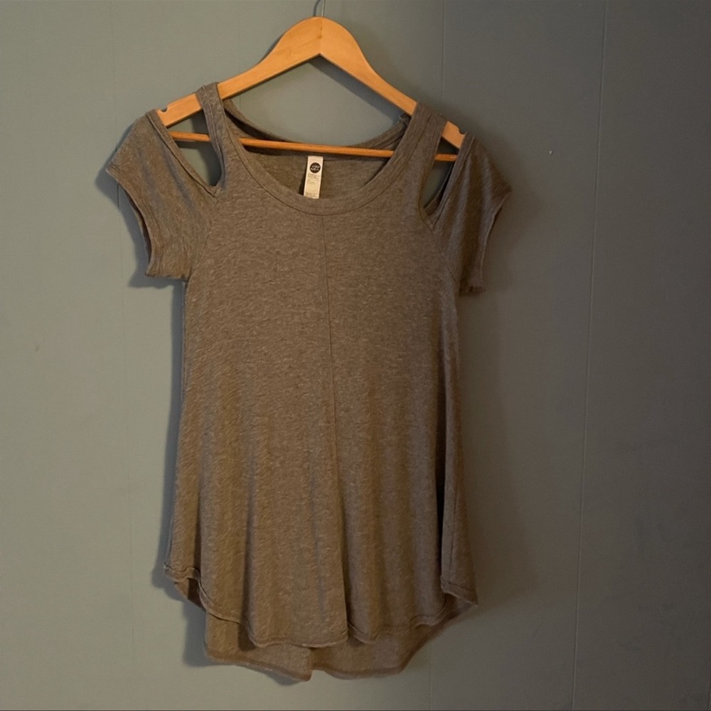 VIMMIA open shoulder ribbed tee
